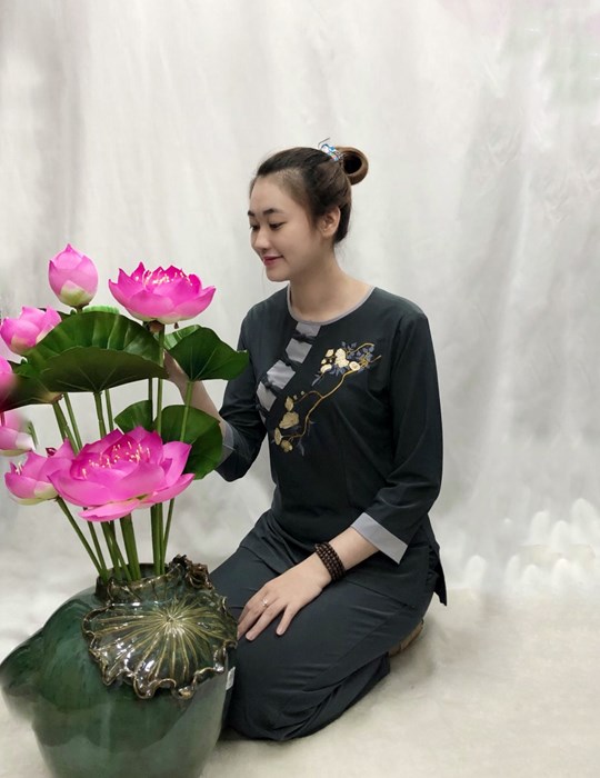 Kiểu Thun Xéo Viền Thêu 