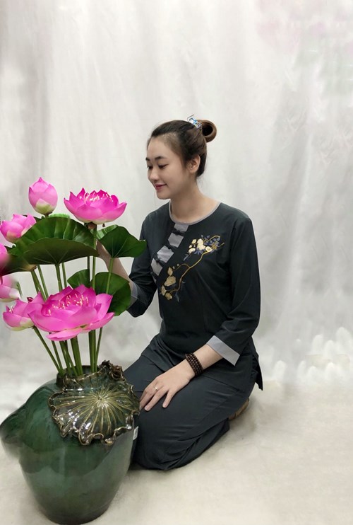 Kiểu Thun Xéo Viền Thêu 