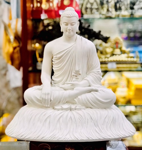 Bổn Sư Ngồi Đế Cỏ 30cm Màu Trắng Áo hở