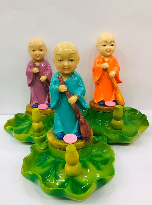 Chú Tiểu Đứng Lá Sen 