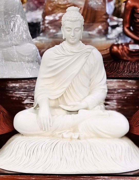 Bổn Sư Ngồi Đế Cỏ 60cm màu trắng áo kín