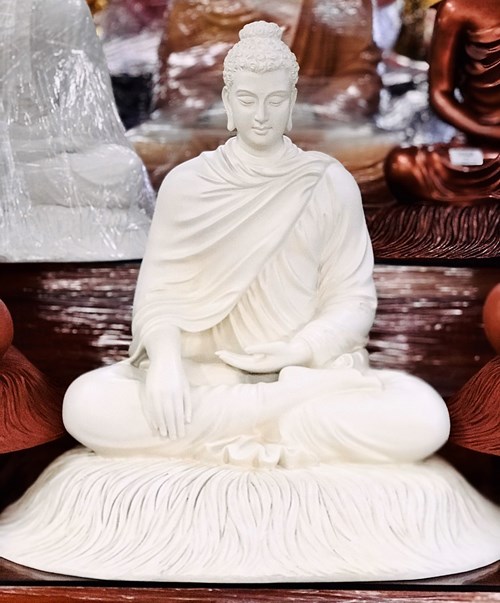 Bổn Sư Ngồi Đế Cỏ 60cm màu trắng áo kín