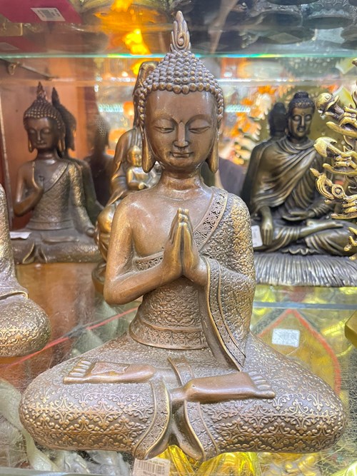 tam bảo nâu chắp tay