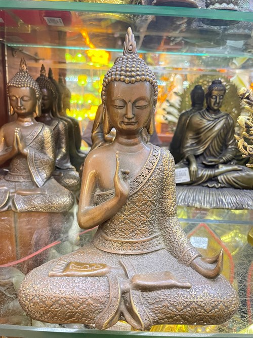 tam bảo nâu tay bắt ấn