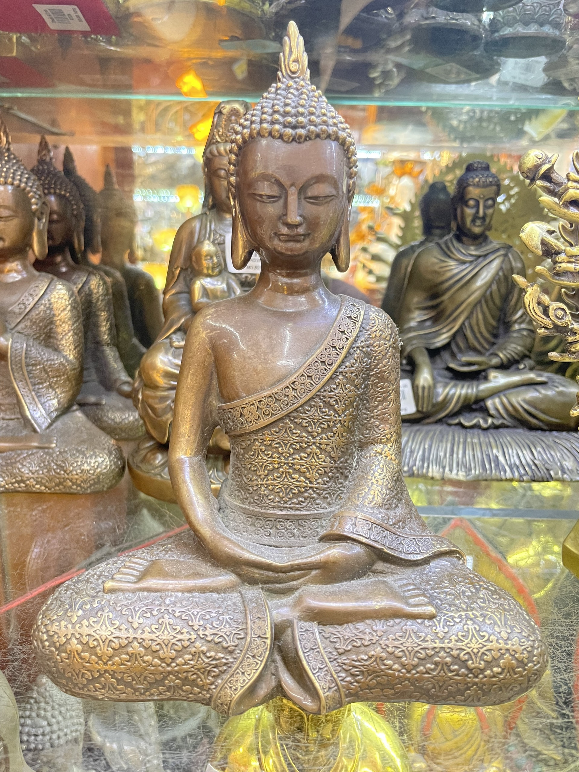 tam bảo nâu tay thiền 
